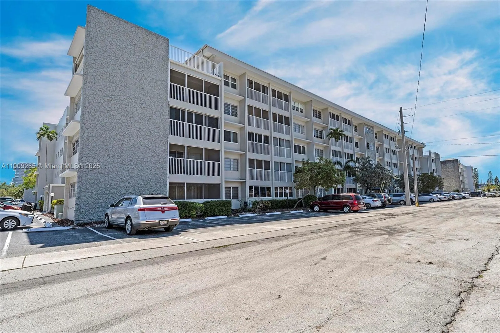 Property Slideshow image 30 of 37 | 330 se 2nd st 103g, Hallandale Beach, FL, 33009