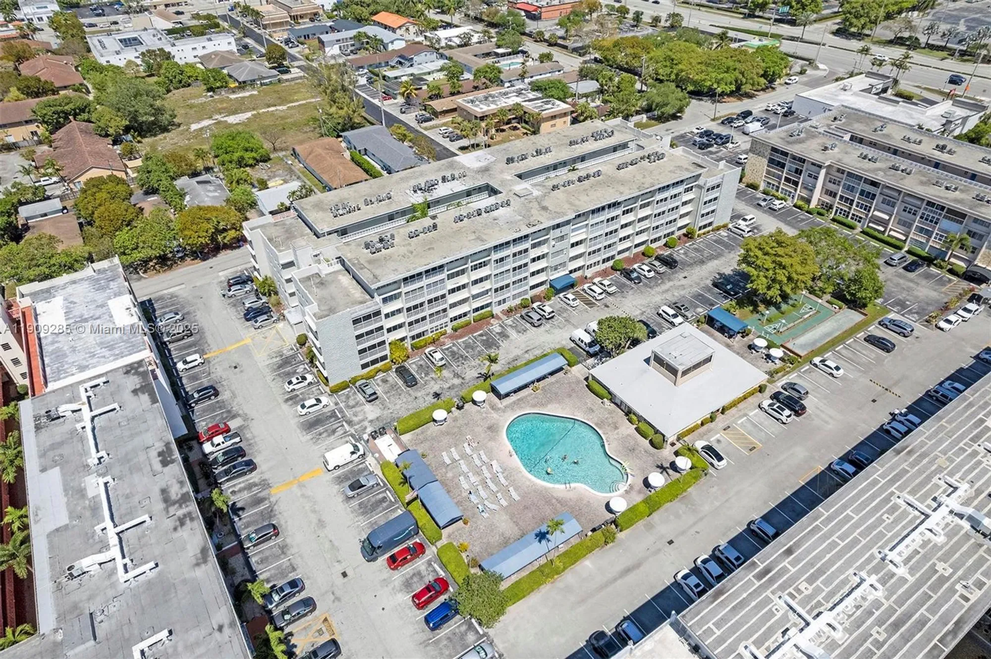Property Slideshow image 33 of 37 | 330 se 2nd st 103g, Hallandale Beach, FL, 33009