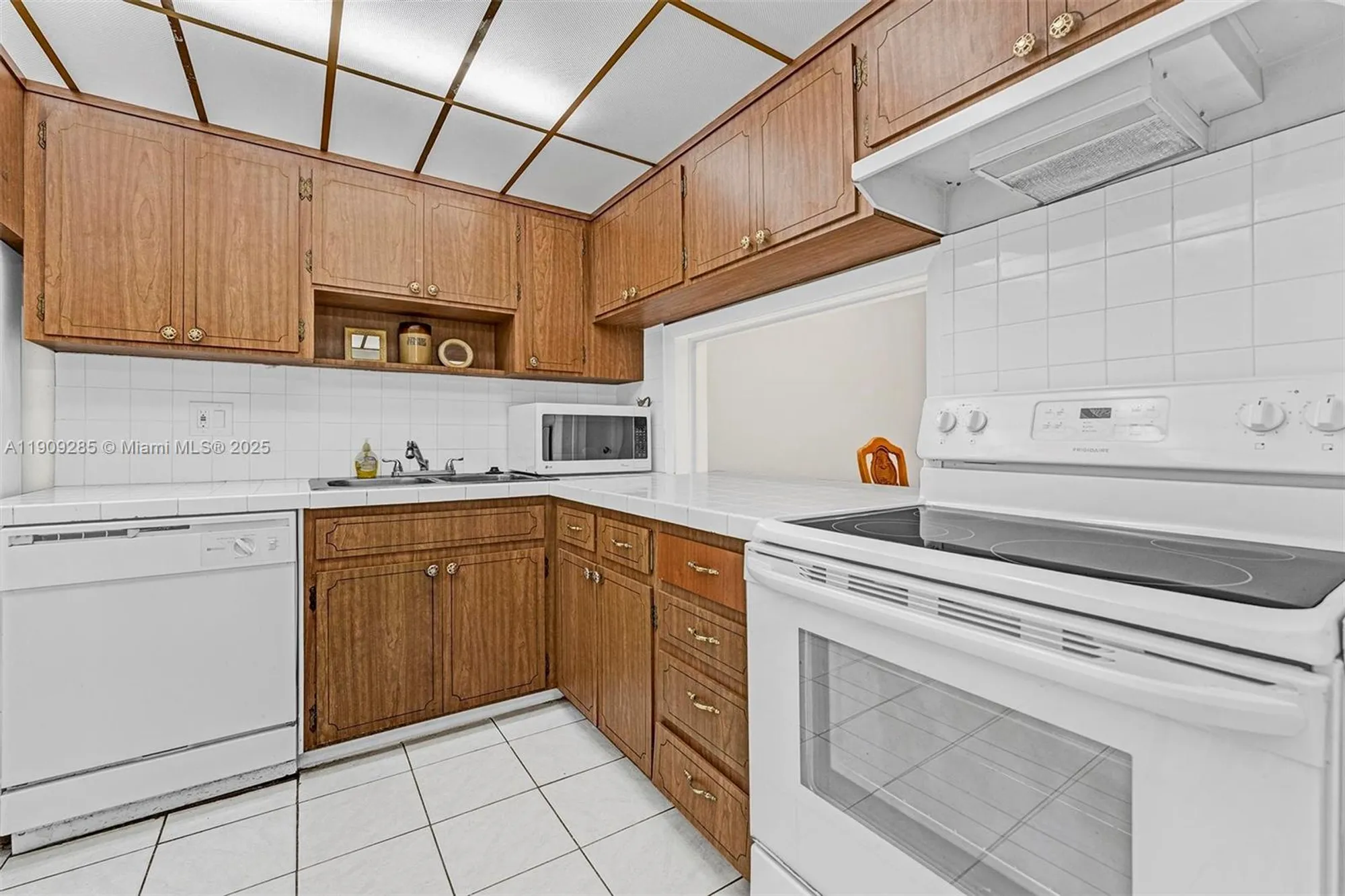 Property Slideshow image 4 of 37 | 330 se 2nd st 103g, Hallandale Beach, FL, 33009