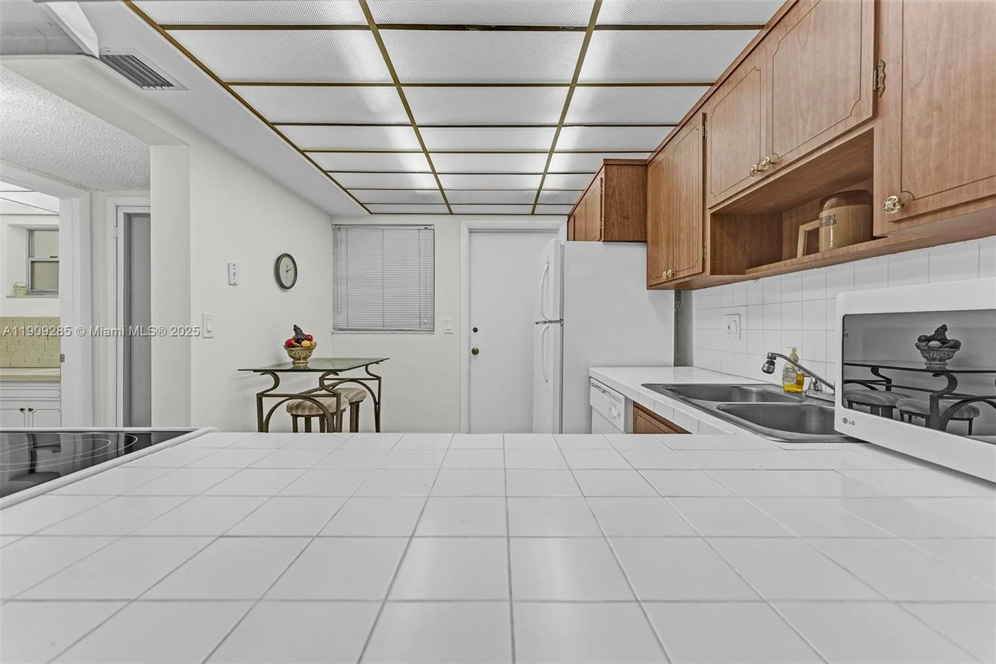 Property Slideshow image 8 of 37 | 330 se 2nd st 103g, Hallandale Beach, FL, 33009