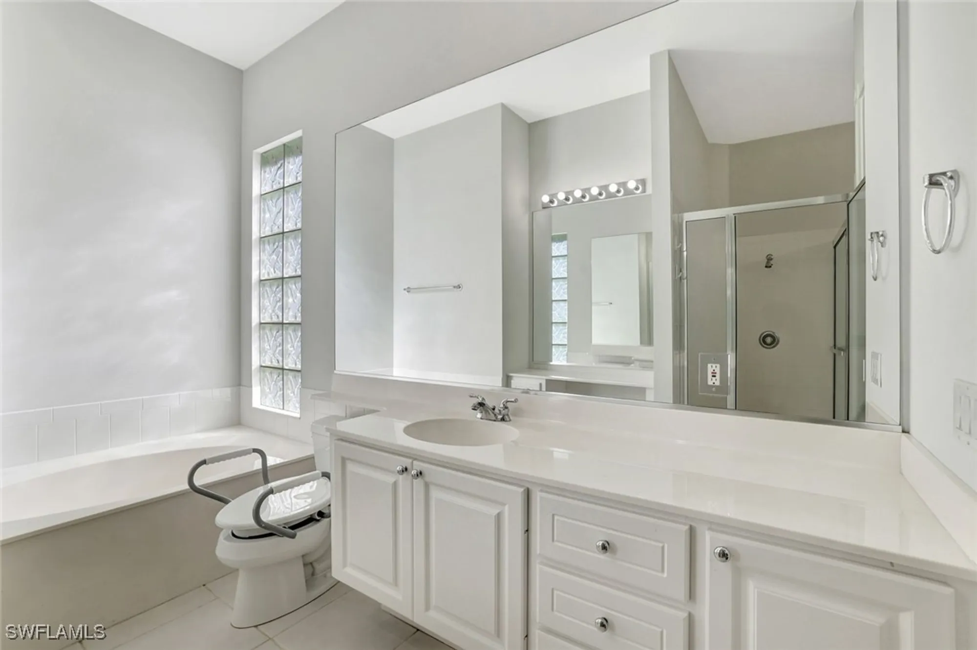 Property Slideshow image 17 of 50 | 2918 gilford way, Naples, FL, 34119