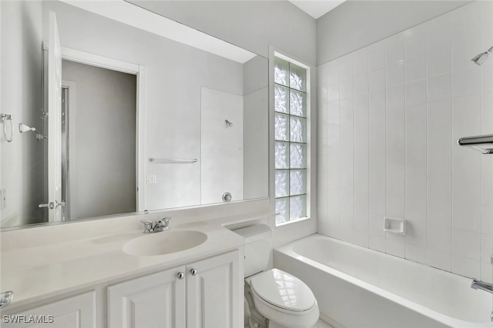 Property Slideshow image 21 of 50 | 2918 gilford way, Naples, FL, 34119