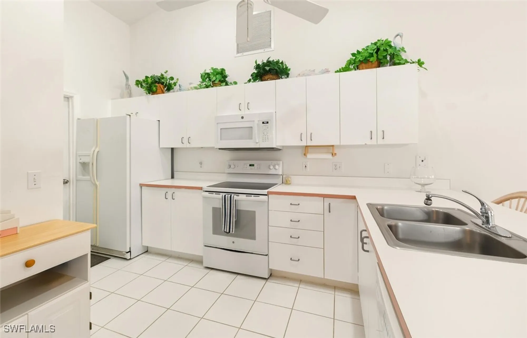 Property Slideshow image 10 of 36 | 121 estelle dr, Naples, FL, 34112