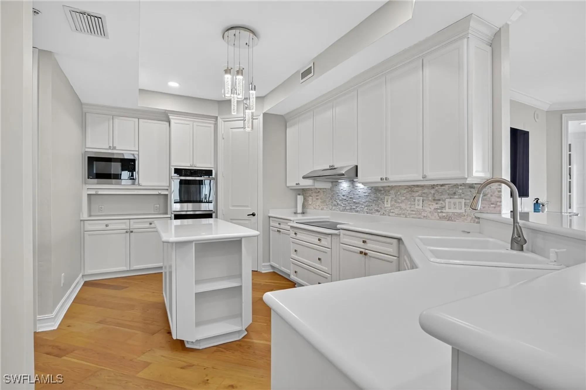 Property Slideshow image 15 of 50 | 4811 island pond ct unit 604, Bonita Springs, FL, 34134