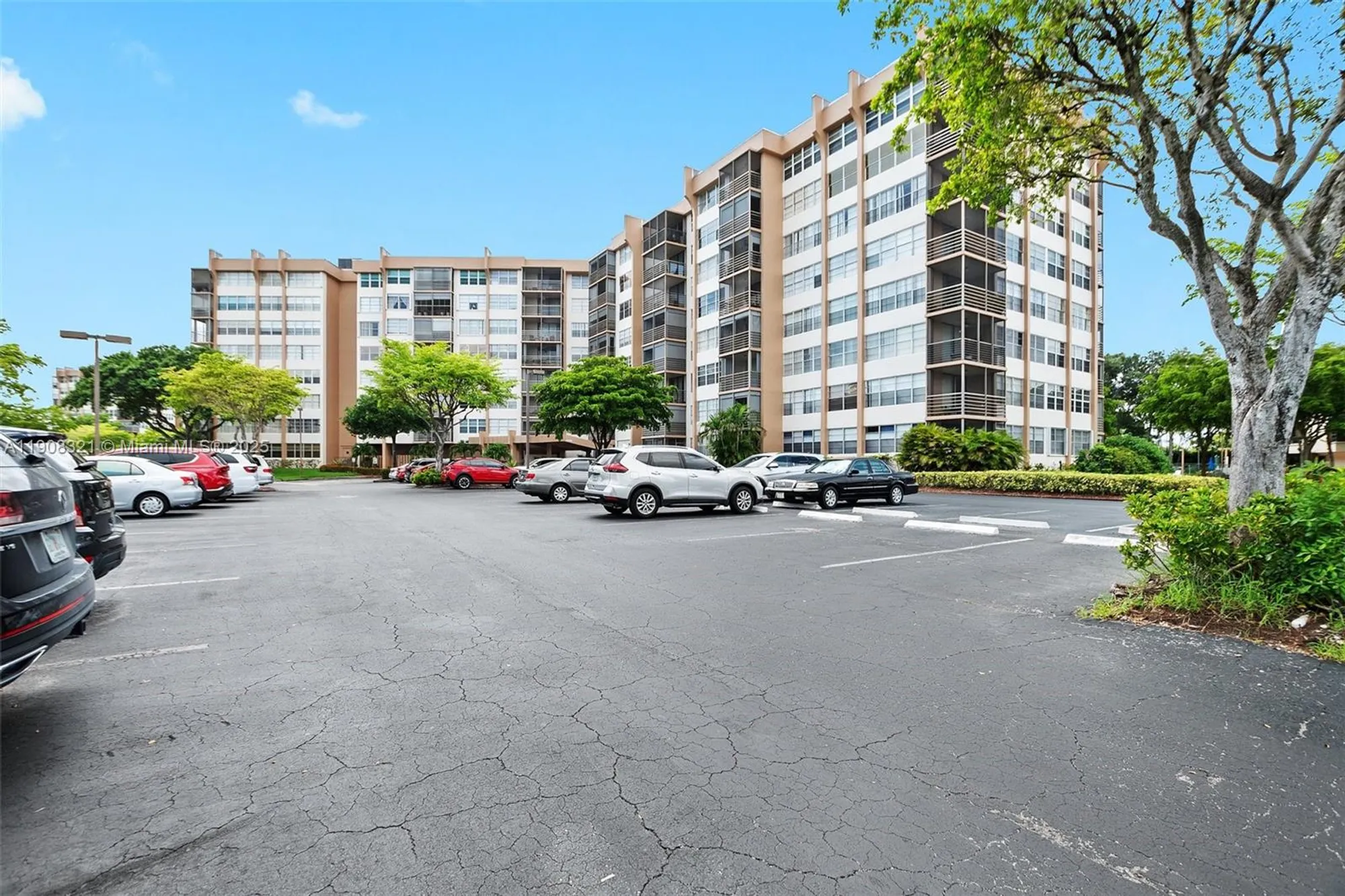 Property Slideshow image 33 of 43 | 1000 saint charles pl apt 604, Pembroke Pines, FL, 33026