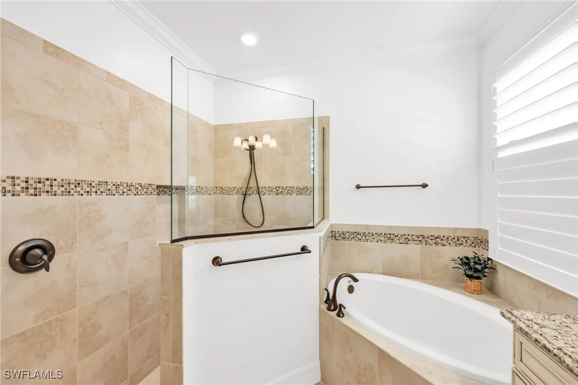 Property Slideshow image 24 of 47 | 2834 aviamar cir, Naples, FL, 34114