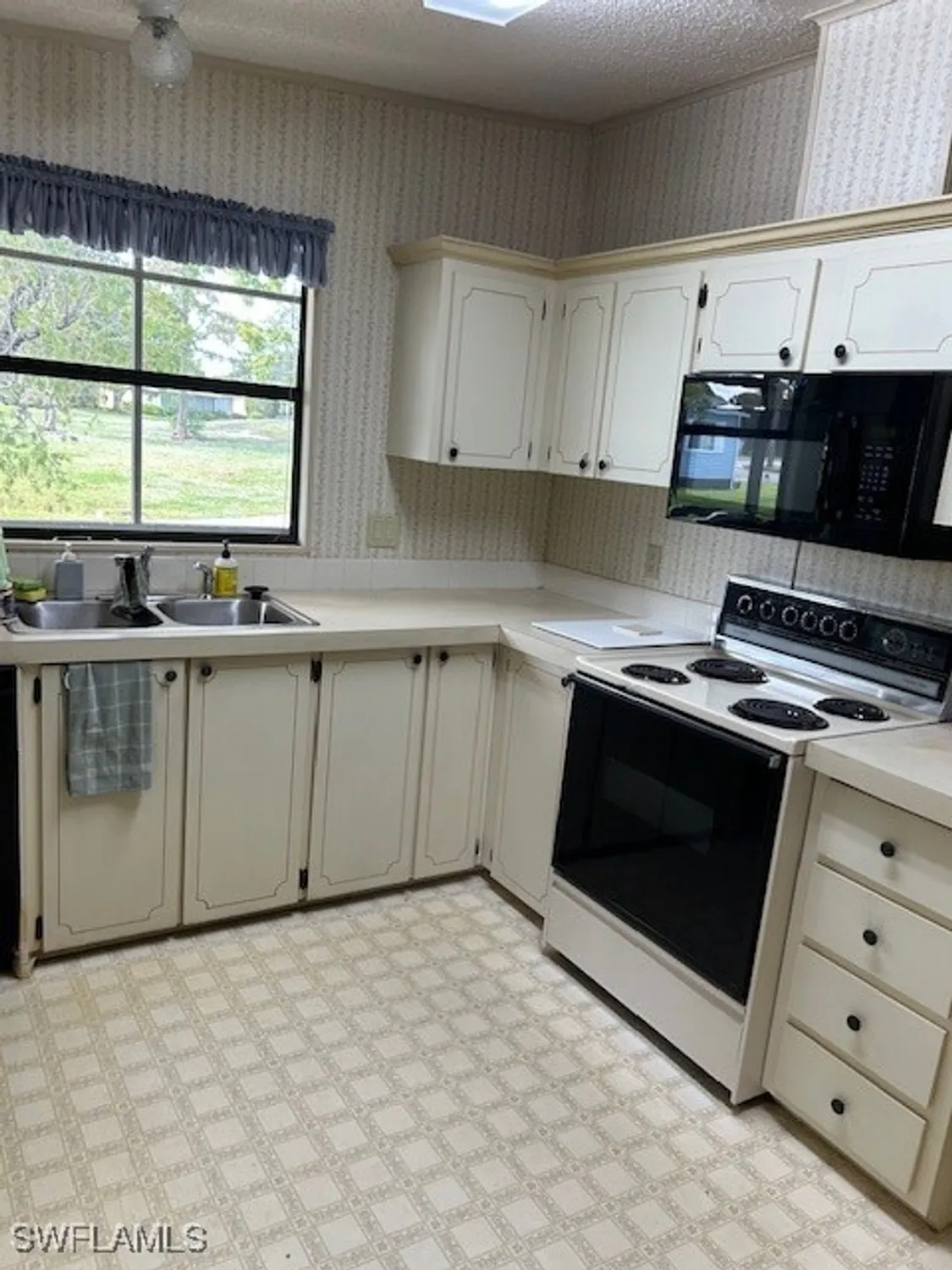 Property Slideshow image 16 of 21 | 105 belle isle cir, Naples, FL, 34112