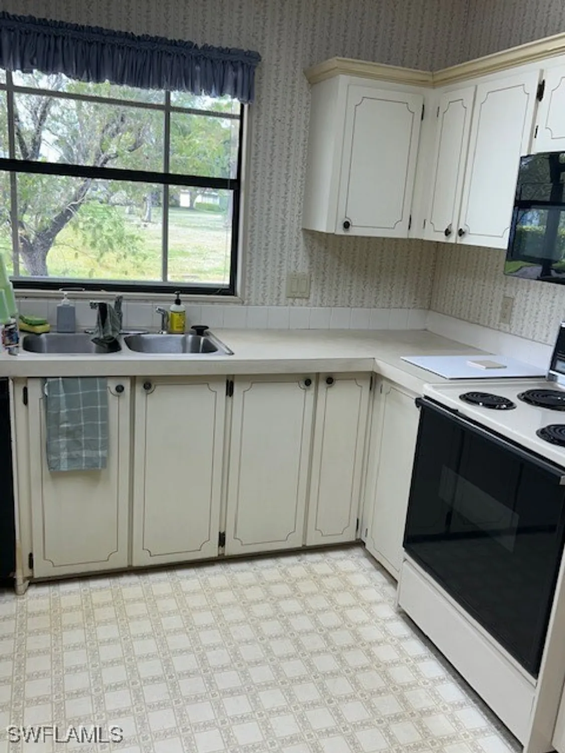 Property Slideshow image 5 of 21 | 105 belle isle cir, Naples, FL, 34112