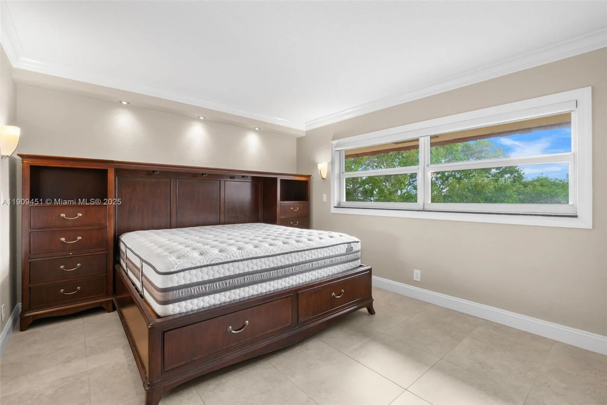 Property Slideshow image 13 of 27 | 1040 country club dr apt 408, Margate, FL, 33063