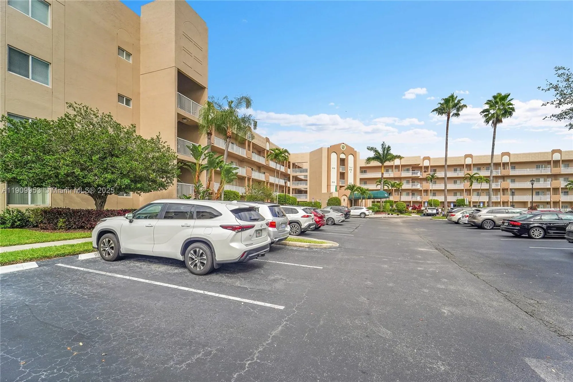 Property Slideshow image 3 of 39 | 7647 southampton ter 403, Tamarac, FL, 33321