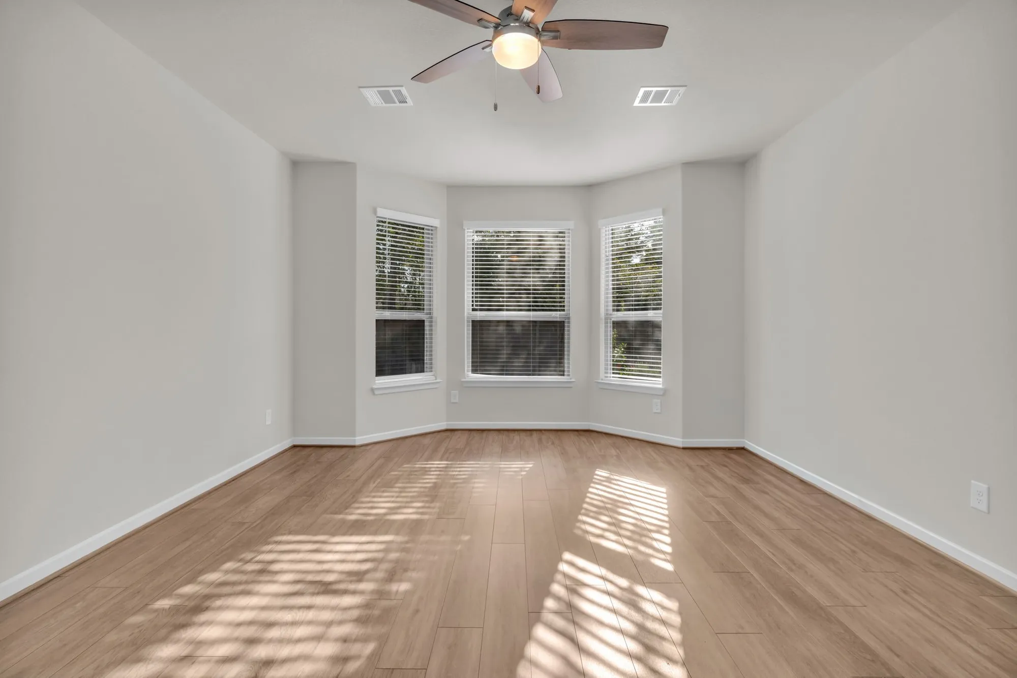 Property Slideshow image 6 of 50 | 214 n wild petunia trl, Montgomery, TX, 77316