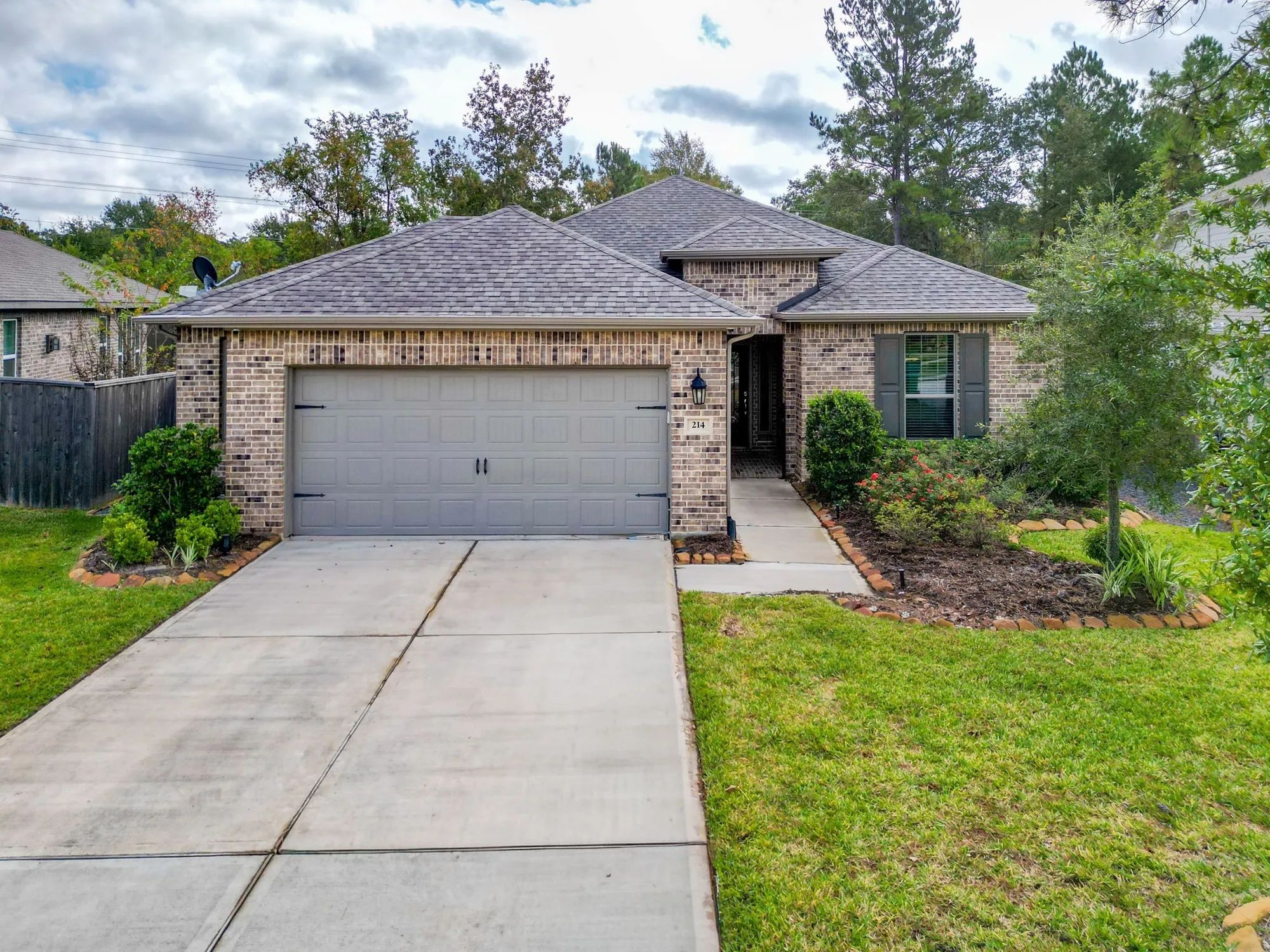 Property Slideshow image 7 of 50 | 214 n wild petunia trl, Montgomery, TX, 77316