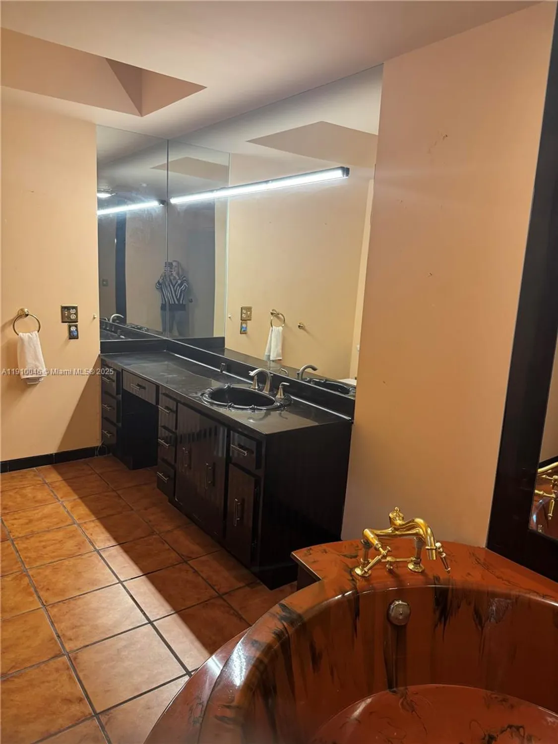 Property Slideshow image 10 of 16 | 1880 s ocean dr 203, Hallandale Beach, FL, 33009