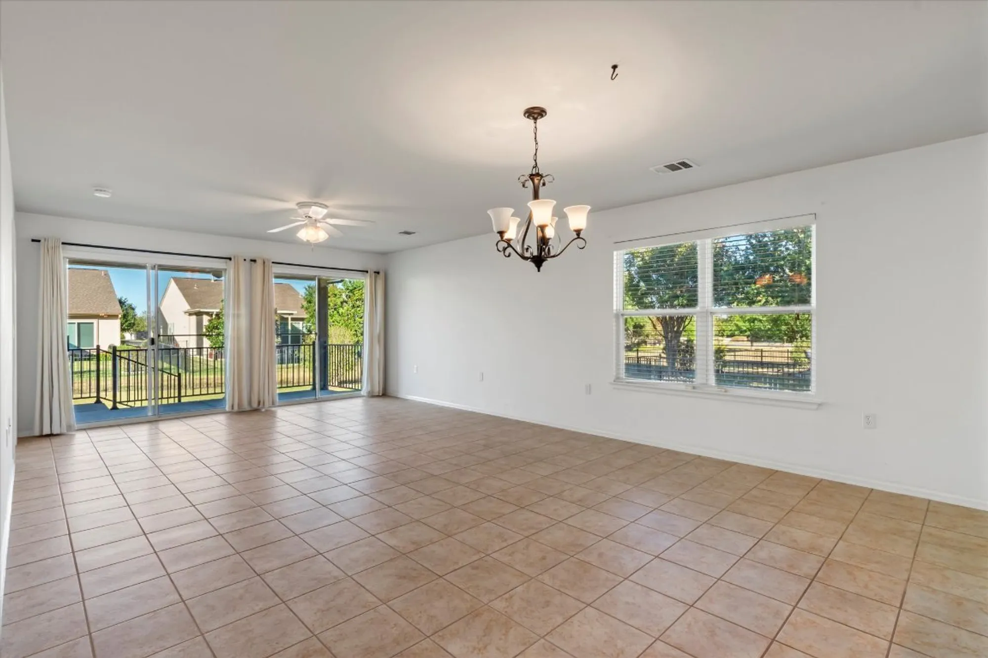 Property Slideshow image 11 of 40 | 325 barrington farm ct, Georgetown, TX, 78633