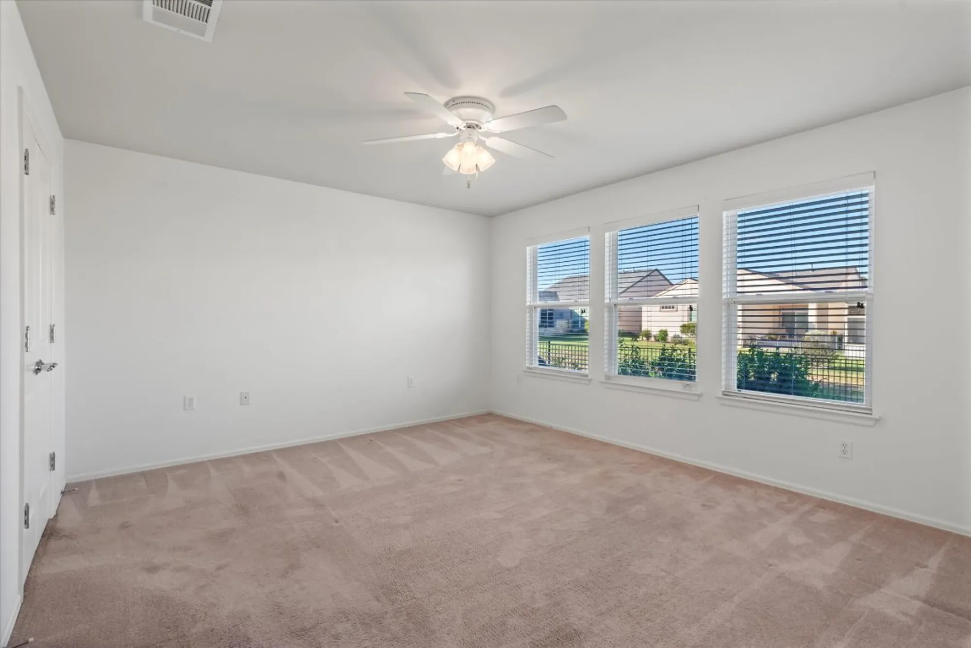 Property Slideshow image 20 of 40 | 325 barrington farm ct, Georgetown, TX, 78633