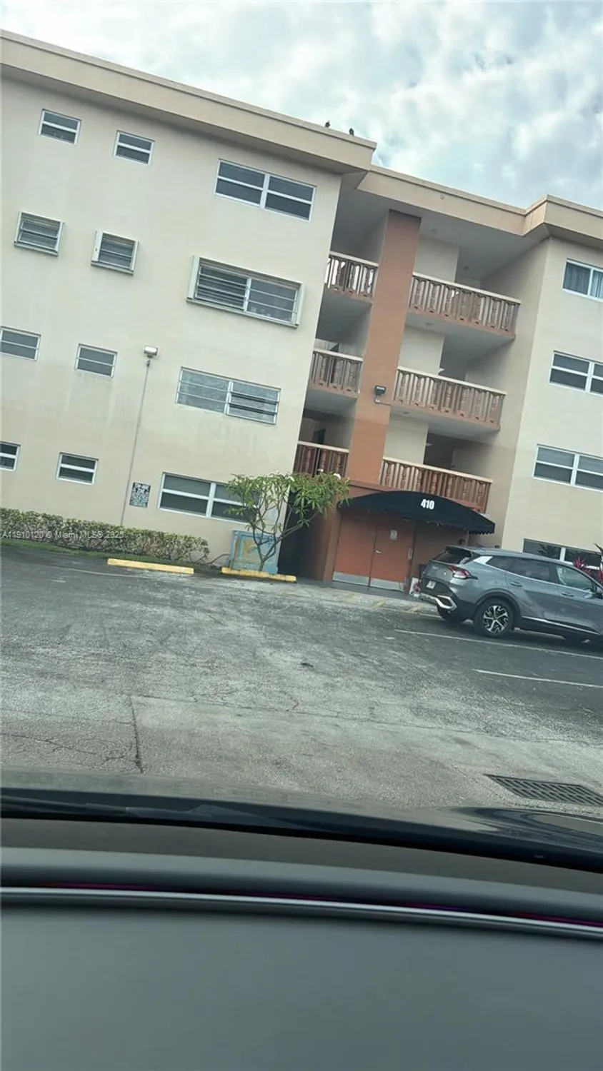 Property Slideshow image 14 of 22 | 410 se 2nd st 105, Hallandale Beach, FL, 33009