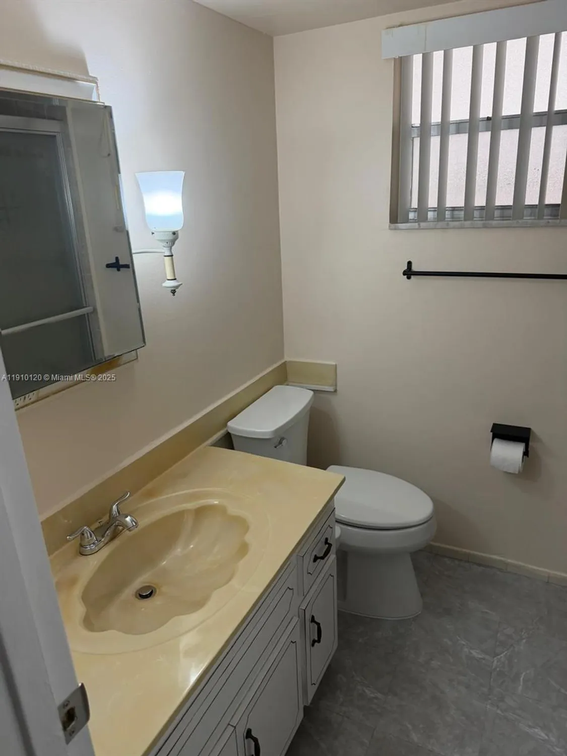 Property Slideshow image 10 of 22 | 410 se 2nd st 105, Hallandale Beach, FL, 33009