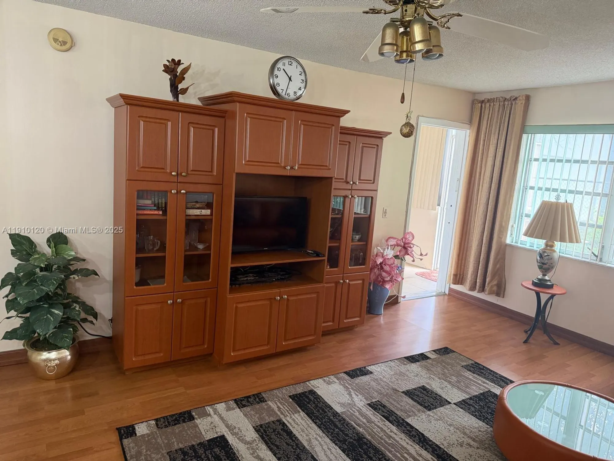 Property Slideshow image 4 of 22 | 410 se 2nd st 105, Hallandale Beach, FL, 33009