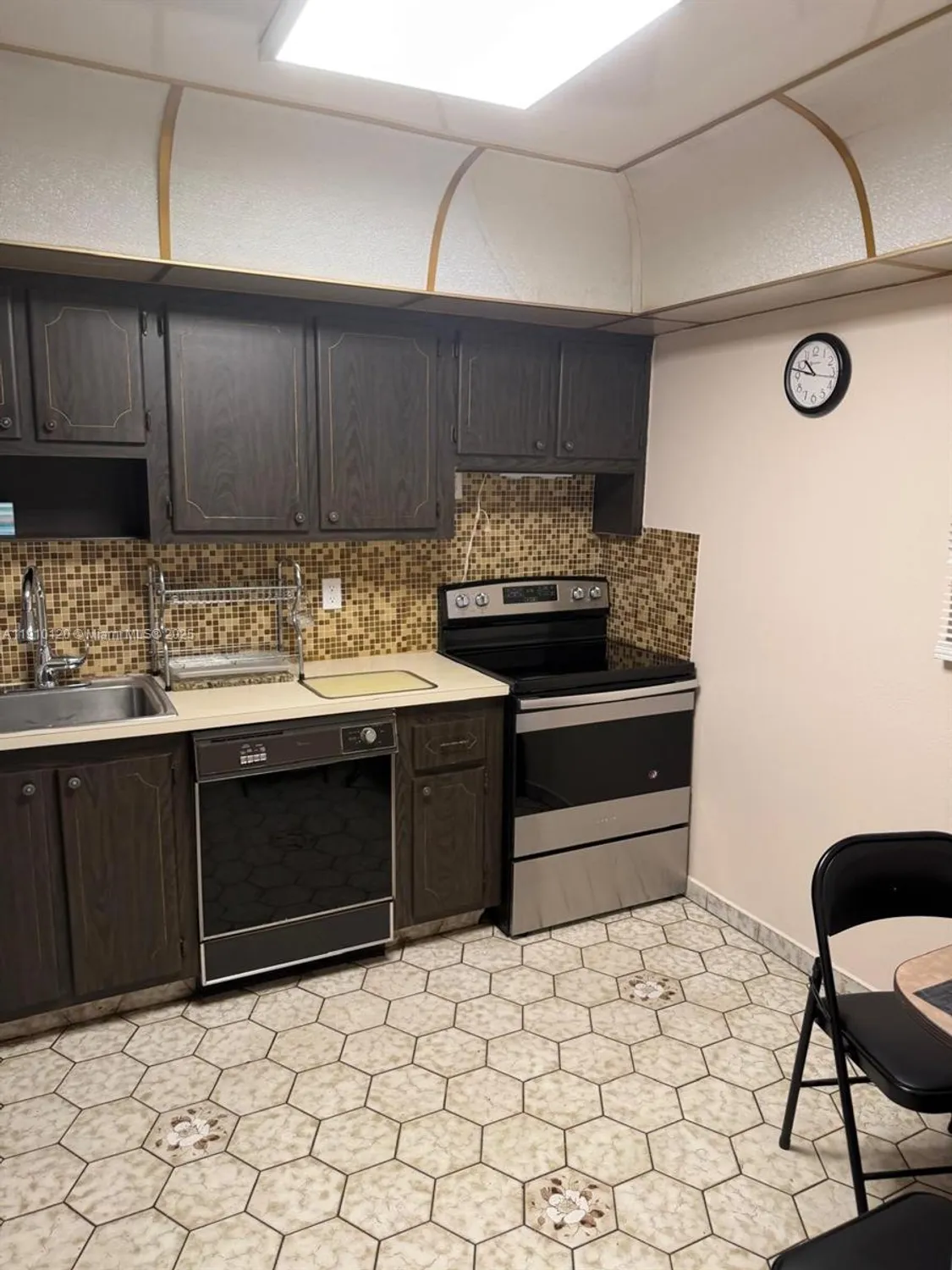 Property Slideshow image 5 of 22 | 410 se 2nd st 105, Hallandale Beach, FL, 33009