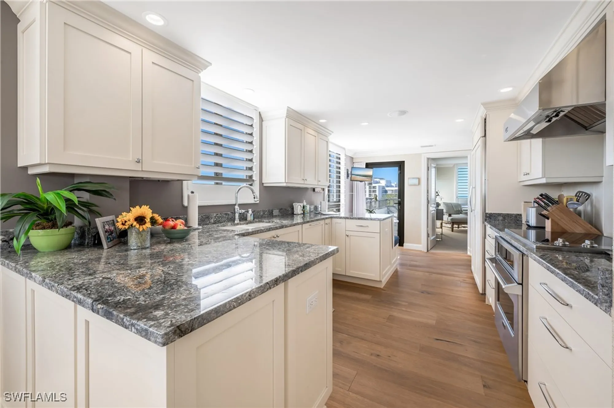 Property Slideshow image 12 of 38 | 2400 gulf shore blvd 501, Naples, FL, 34103
