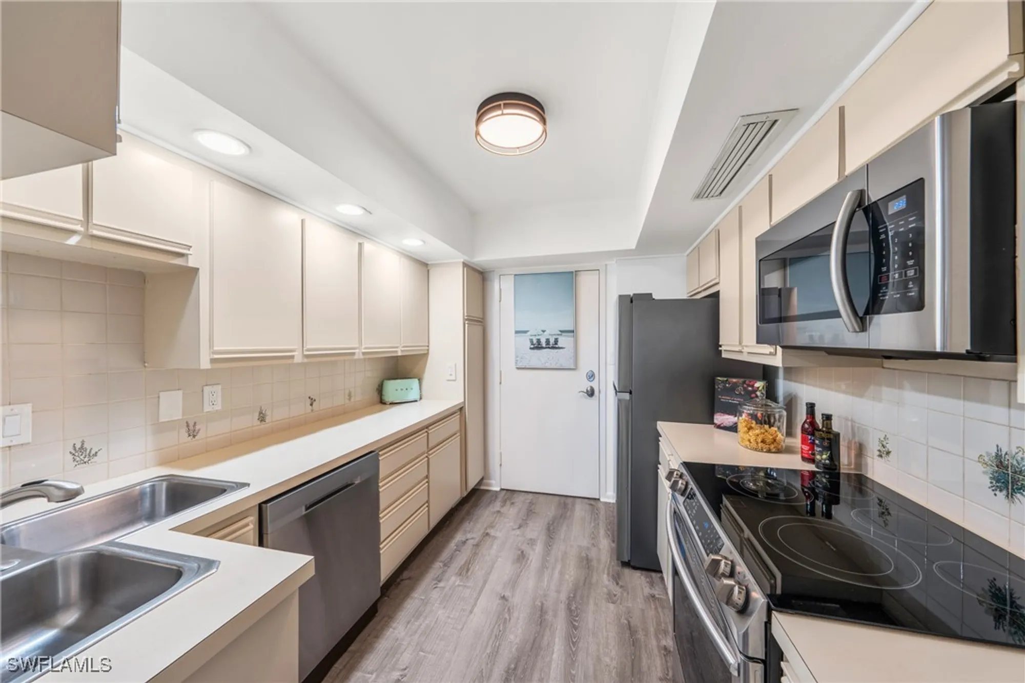 Property Slideshow image 17 of 50 | 1977 gulf shore blvd 306, Naples, FL, 34102