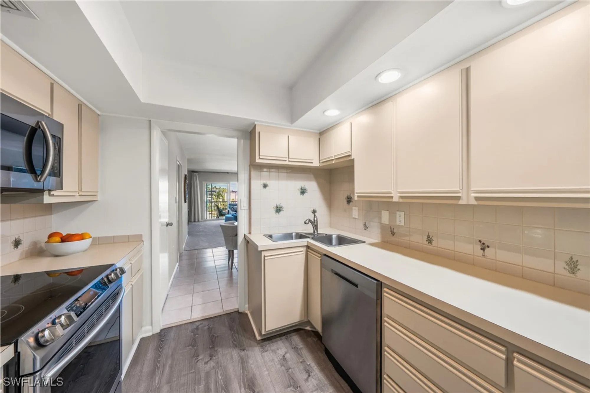 Property Slideshow image 18 of 50 | 1977 gulf shore blvd 306, Naples, FL, 34102