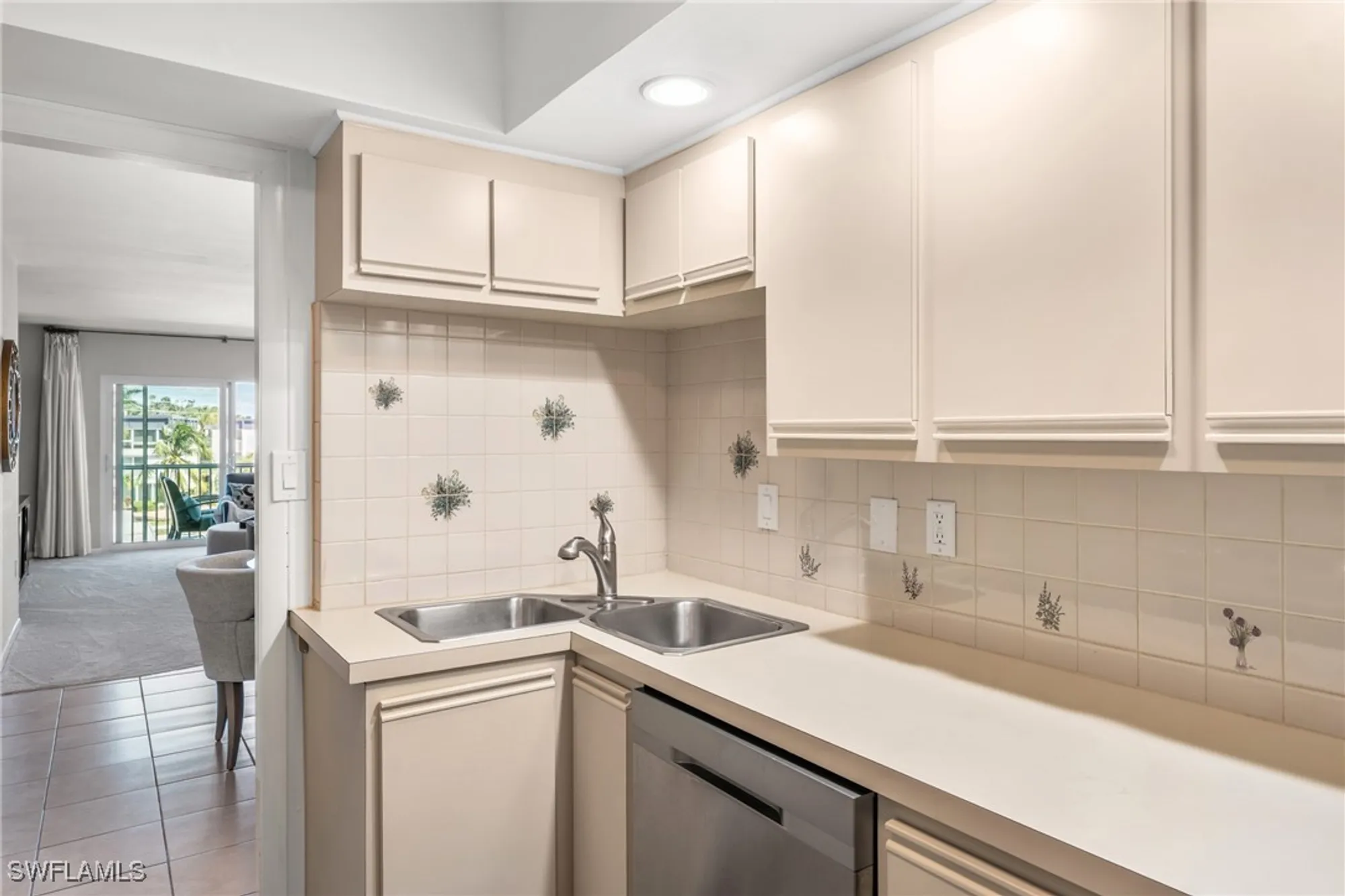 Property Slideshow image 19 of 50 | 1977 gulf shore blvd 306, Naples, FL, 34102