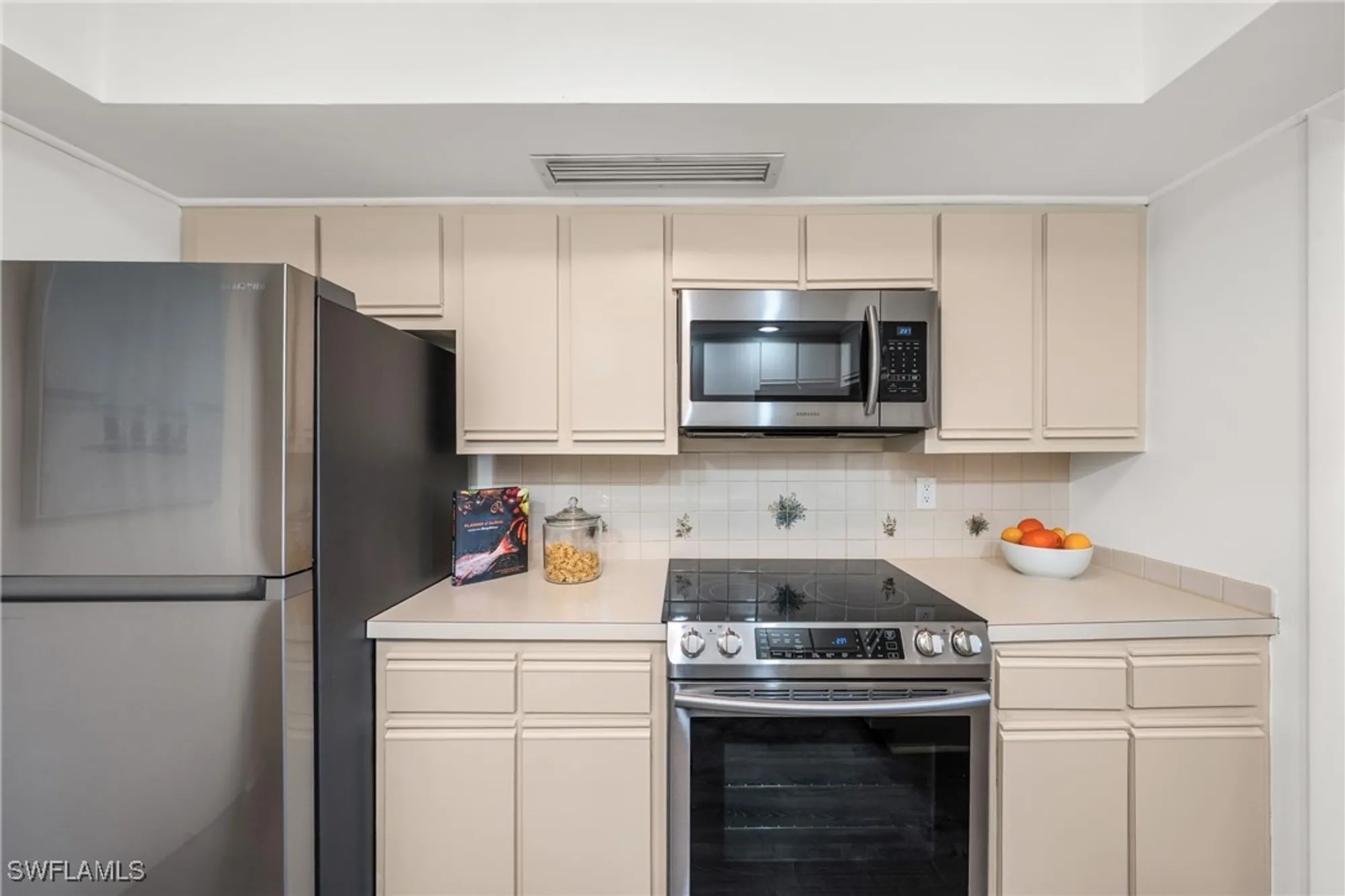 Property Slideshow image 21 of 50 | 1977 gulf shore blvd 306, Naples, FL, 34102