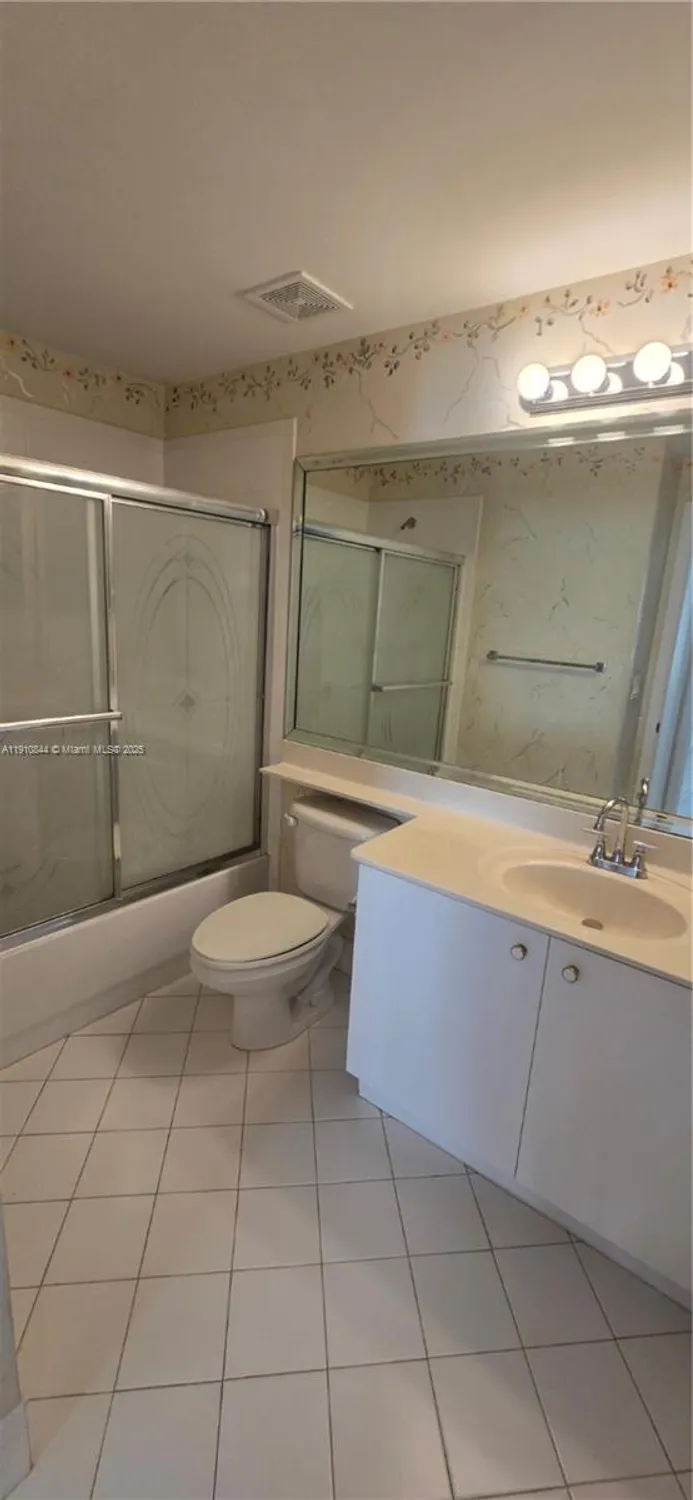 Property Slideshow image 11 of 38 | 7775 southampton ter 305, Tamarac, FL, 33321