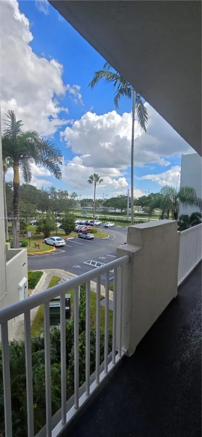 Property Slideshow image 32 of 38 | 7775 southampton ter 305, Tamarac, FL, 33321