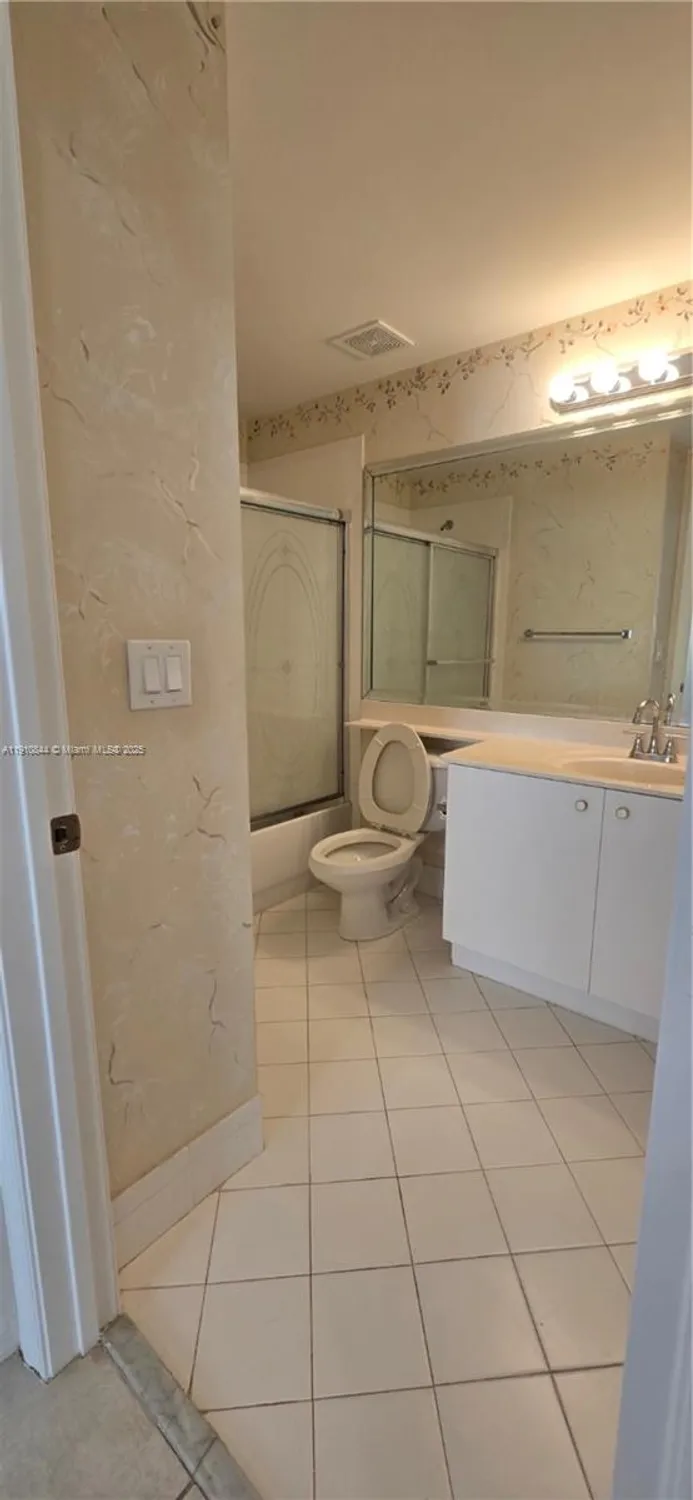 Property Slideshow image 9 of 38 | 7775 southampton ter 305, Tamarac, FL, 33321