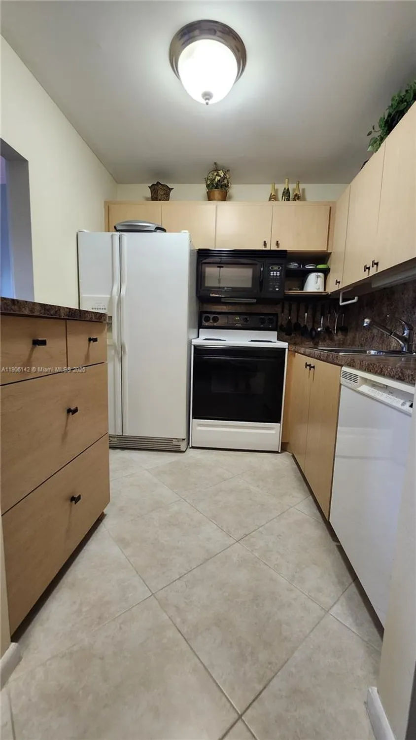 Property Slideshow image 9 of 42 | 2132 cambridge f # 2132, Deerfield Beach, FL, 33442