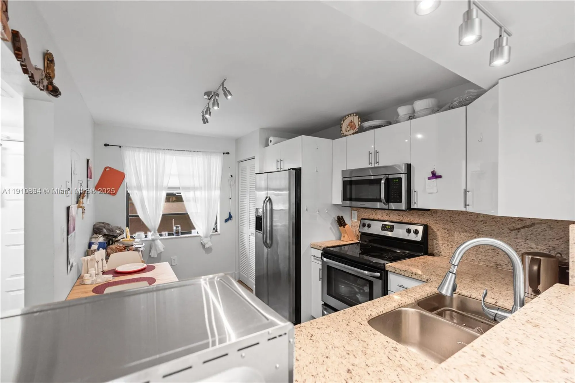 Property Slideshow image 6 of 63 | 1000 colony point cir apt 308, Pembroke Pines, FL, 33026