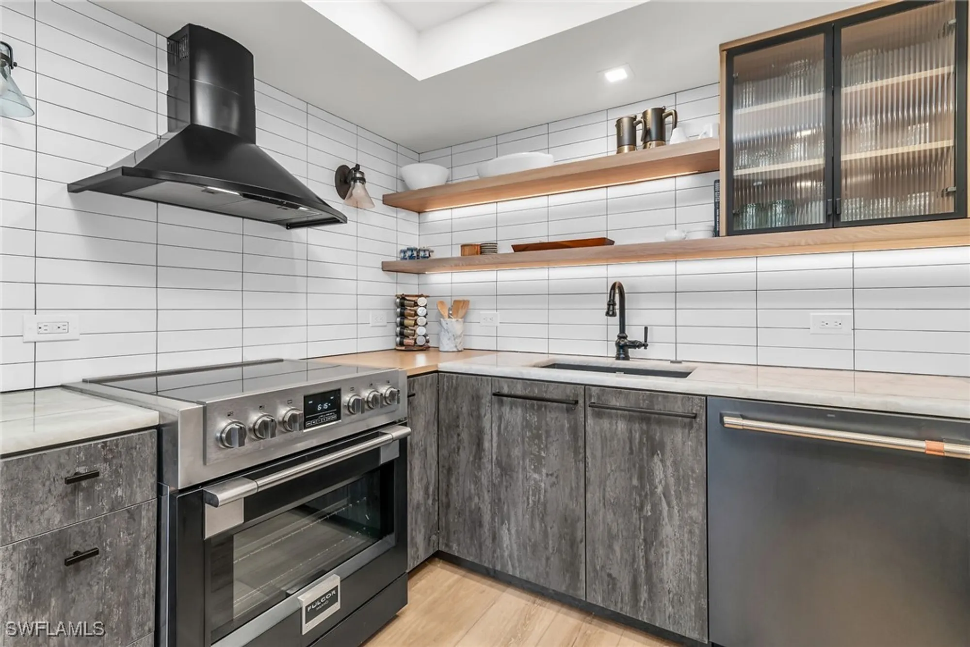 Property Slideshow image 9 of 37 | 2401 gulf shore blvd 13, Naples, FL, 34103