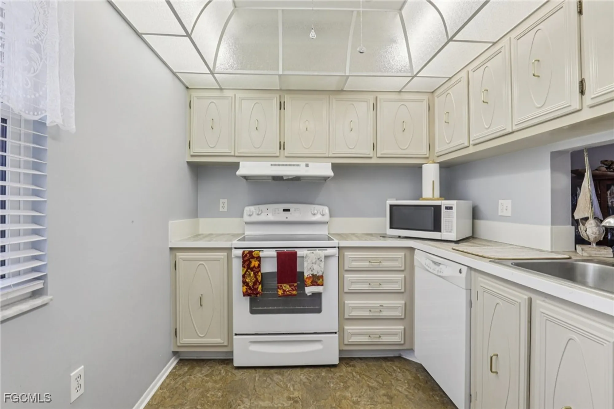 Property Slideshow image 11 of 23 | 1700 pine valley dr 215, Fort Myers, FL, 33907