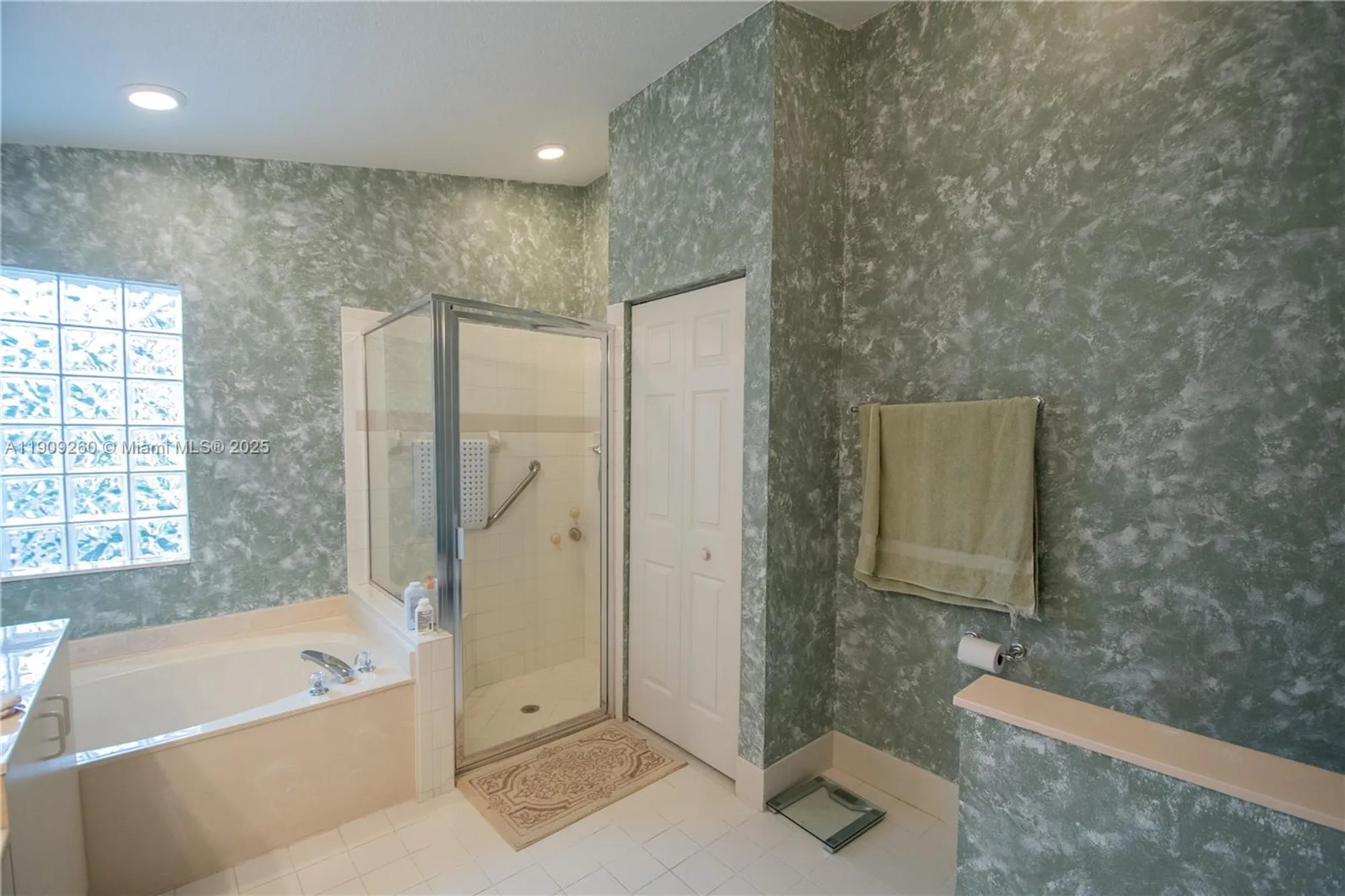 Property Slideshow image 11 of 34 | 5136 pelican cove dr, Boynton Beach, FL, 33437