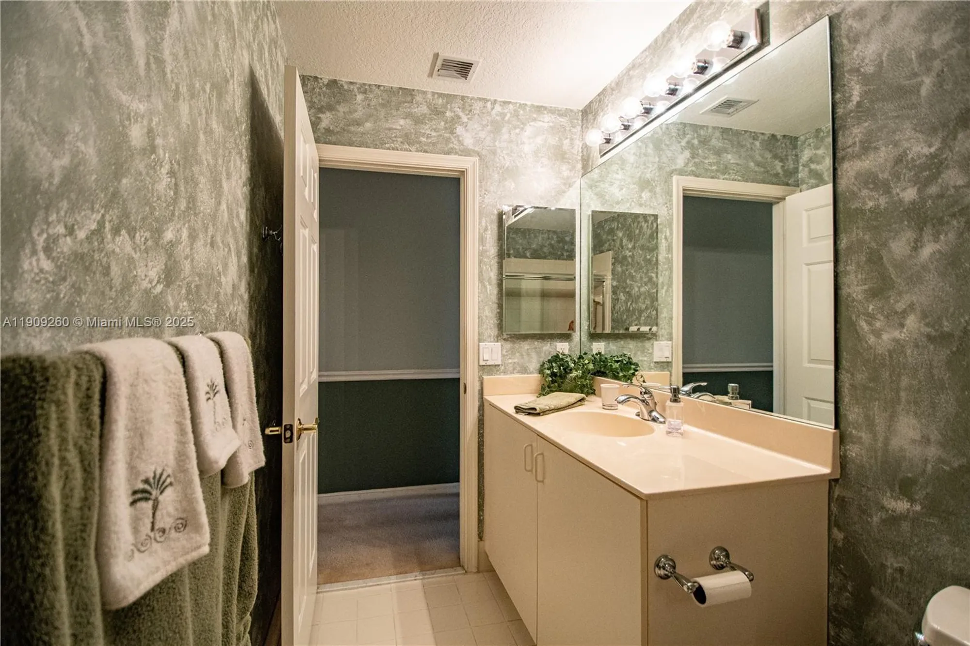 Property Slideshow image 23 of 34 | 5136 pelican cove dr, Boynton Beach, FL, 33437