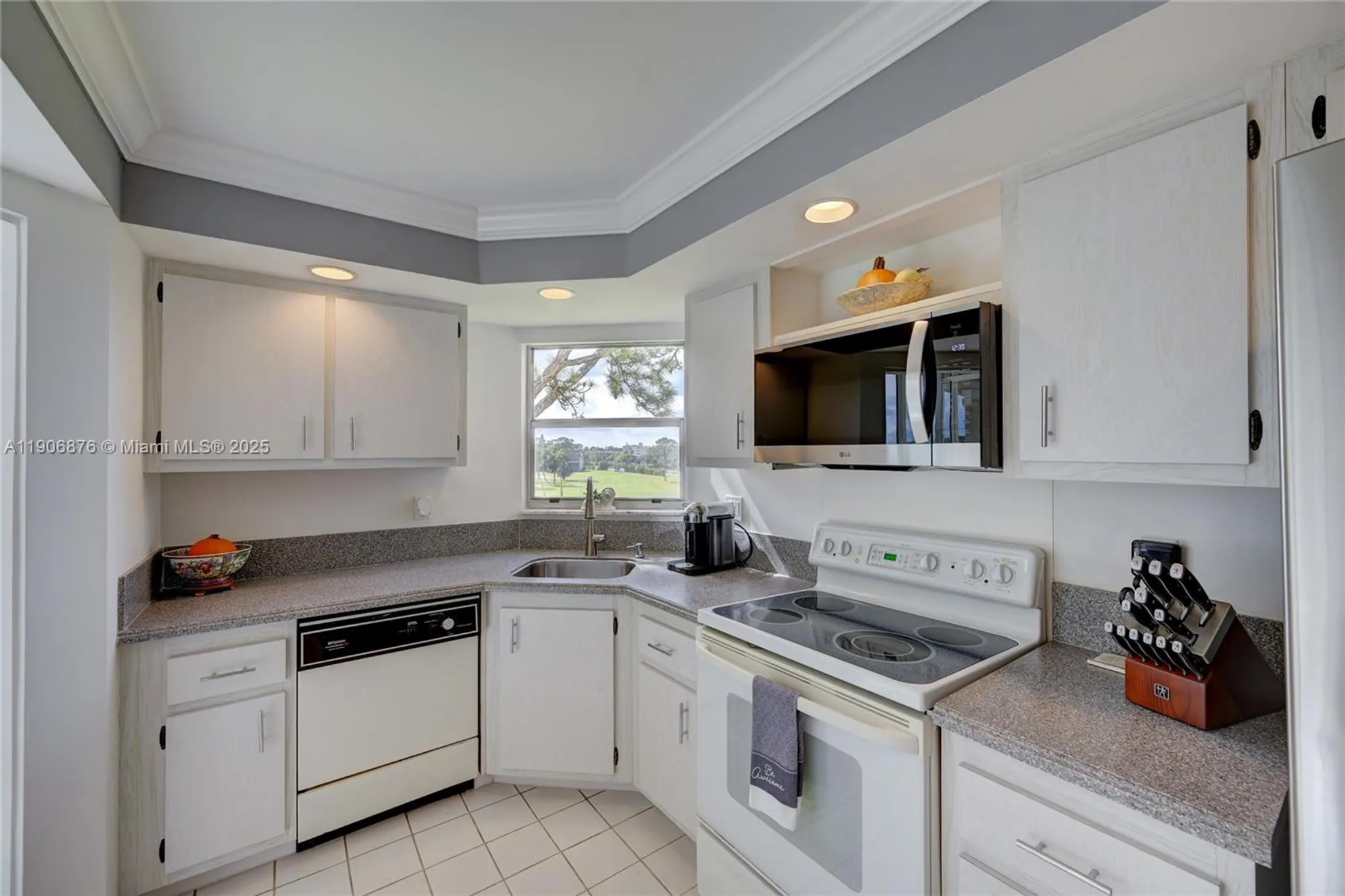 Property Slideshow image 15 of 49 | 3654 via poinciana 502, Lake Worth, FL, 33467