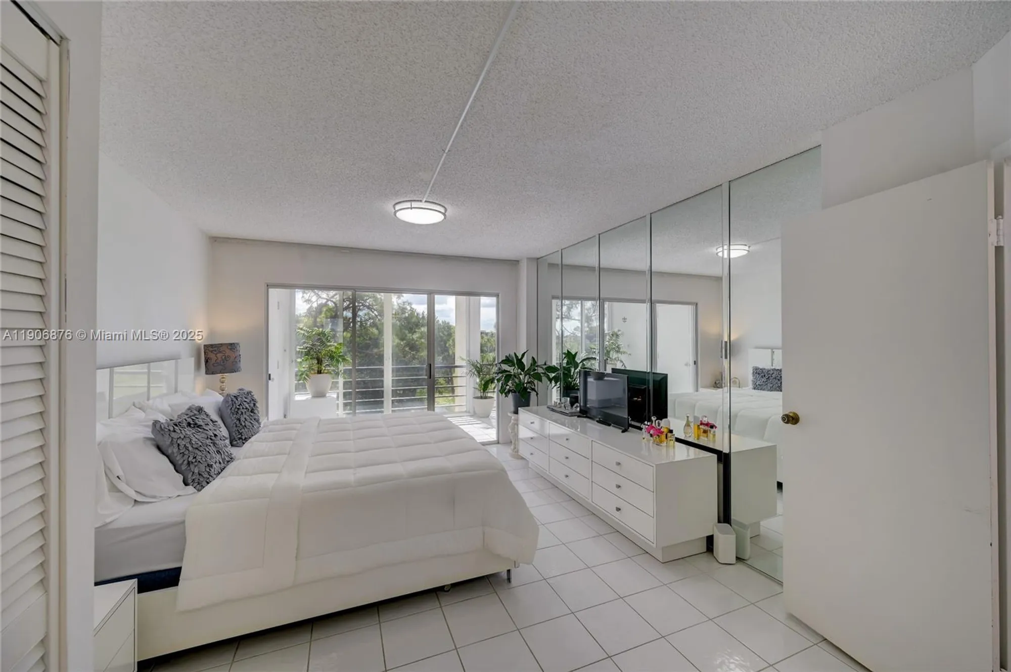Property Slideshow image 18 of 49 | 3654 via poinciana 502, Lake Worth, FL, 33467