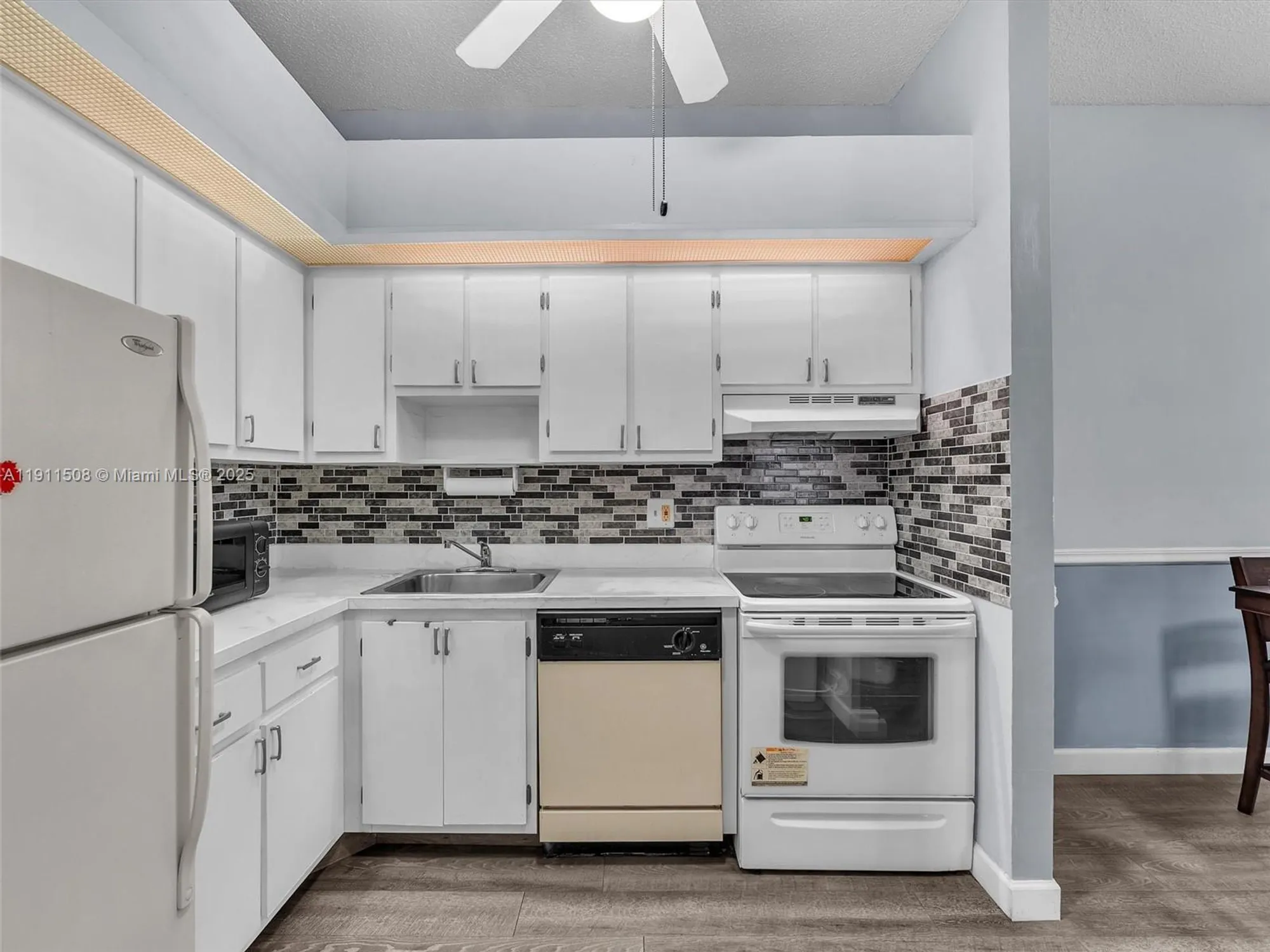 Property Slideshow image 7 of 28 | 10415 e clairmont cir # 212, Tamarac, FL, 33321