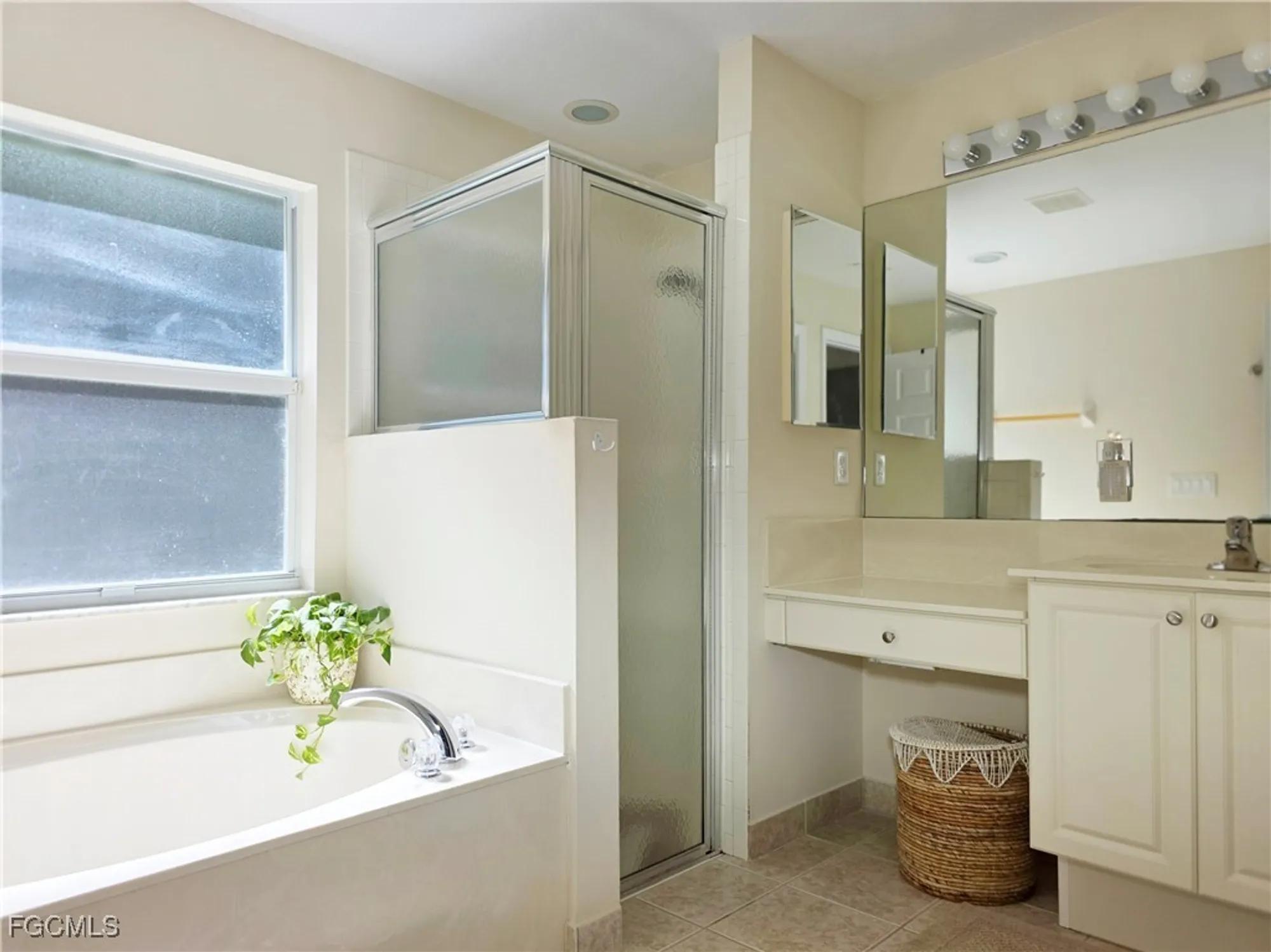 Property Slideshow image 19 of 36 | 2305 summersweet dr, Alva, FL, 33920