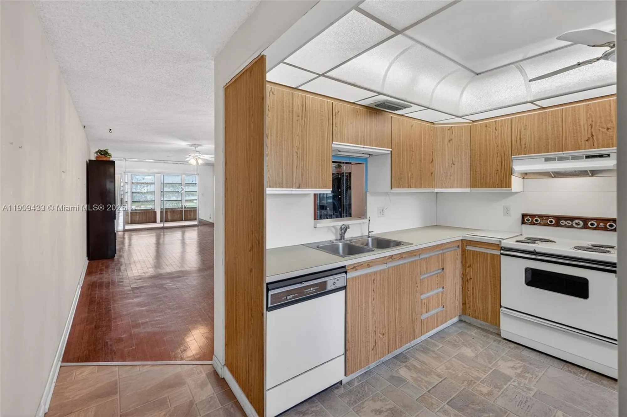 Property Slideshow image 12 of 49 | 2005 granada dr n2, Coconut Creek, FL, 33066