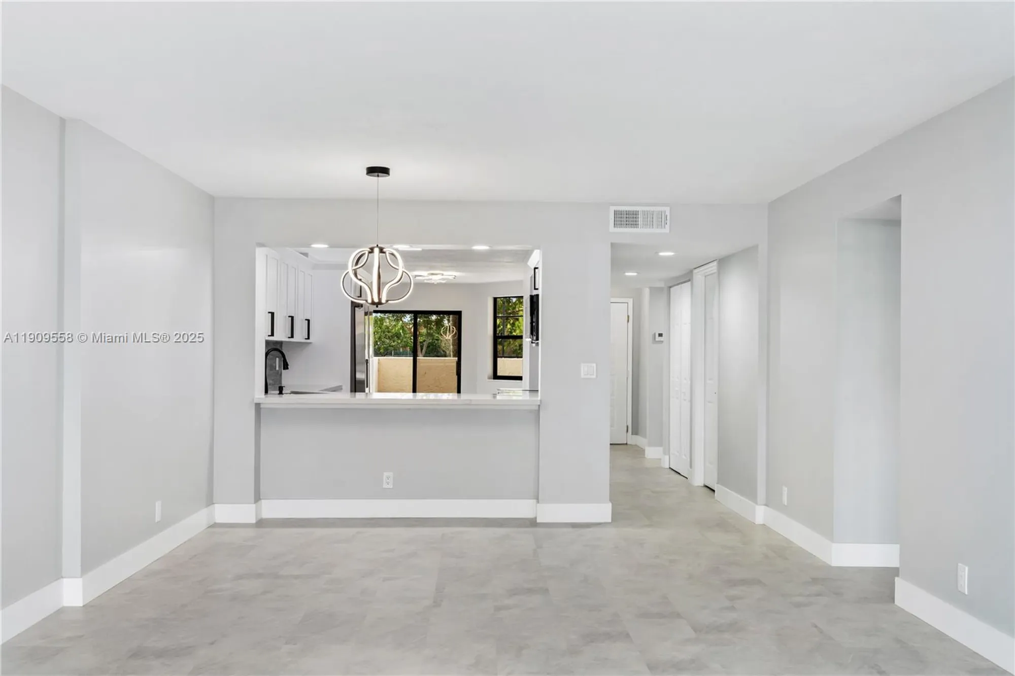 Property Slideshow image 10 of 38 | 7408 fairfax dr 108, Tamarac, FL, 33321