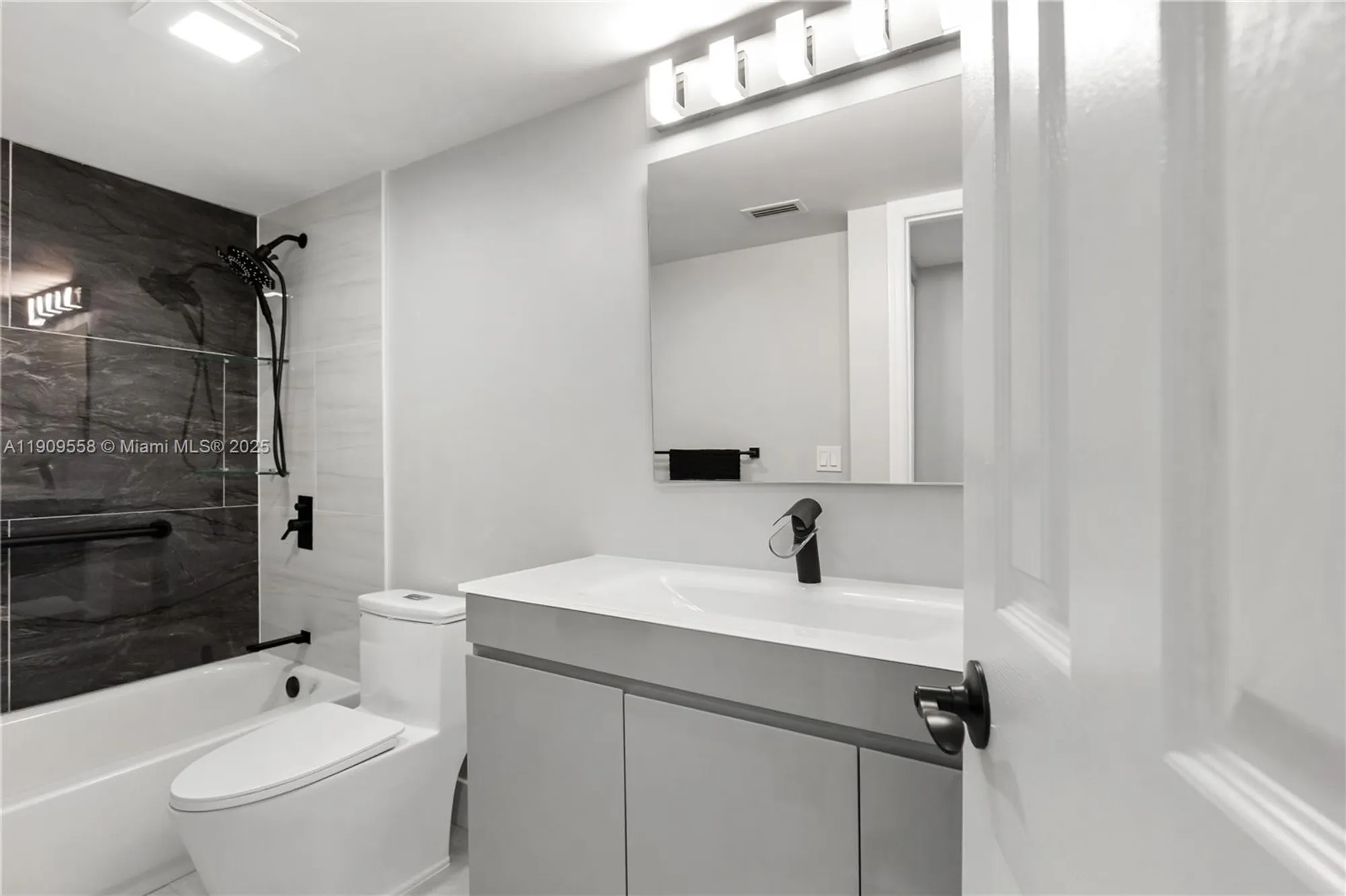 Property Slideshow image 27 of 38 | 7408 fairfax dr 108, Tamarac, FL, 33321