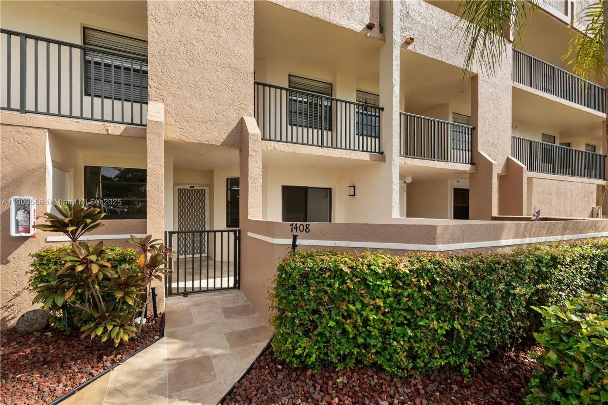 Property Slideshow image 31 of 38 | 7408 fairfax dr 108, Tamarac, FL, 33321
