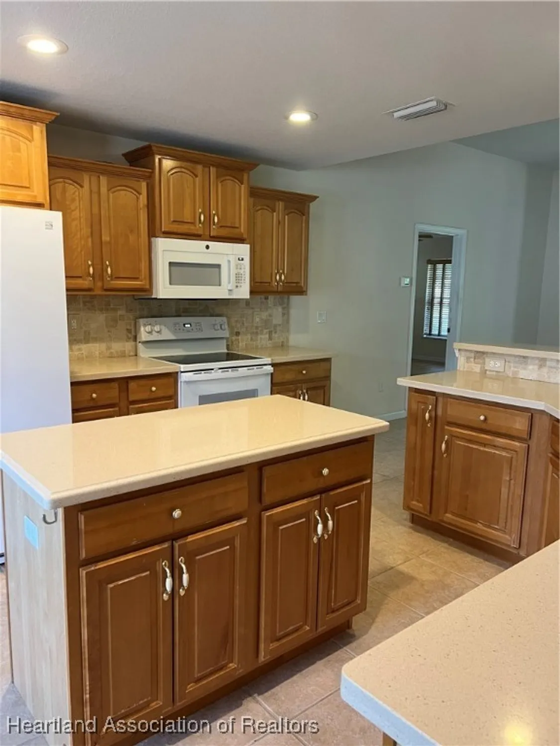 Property Slideshow image 3 of 22 | 3002 oakhill dr, Avon Park, FL, 33825