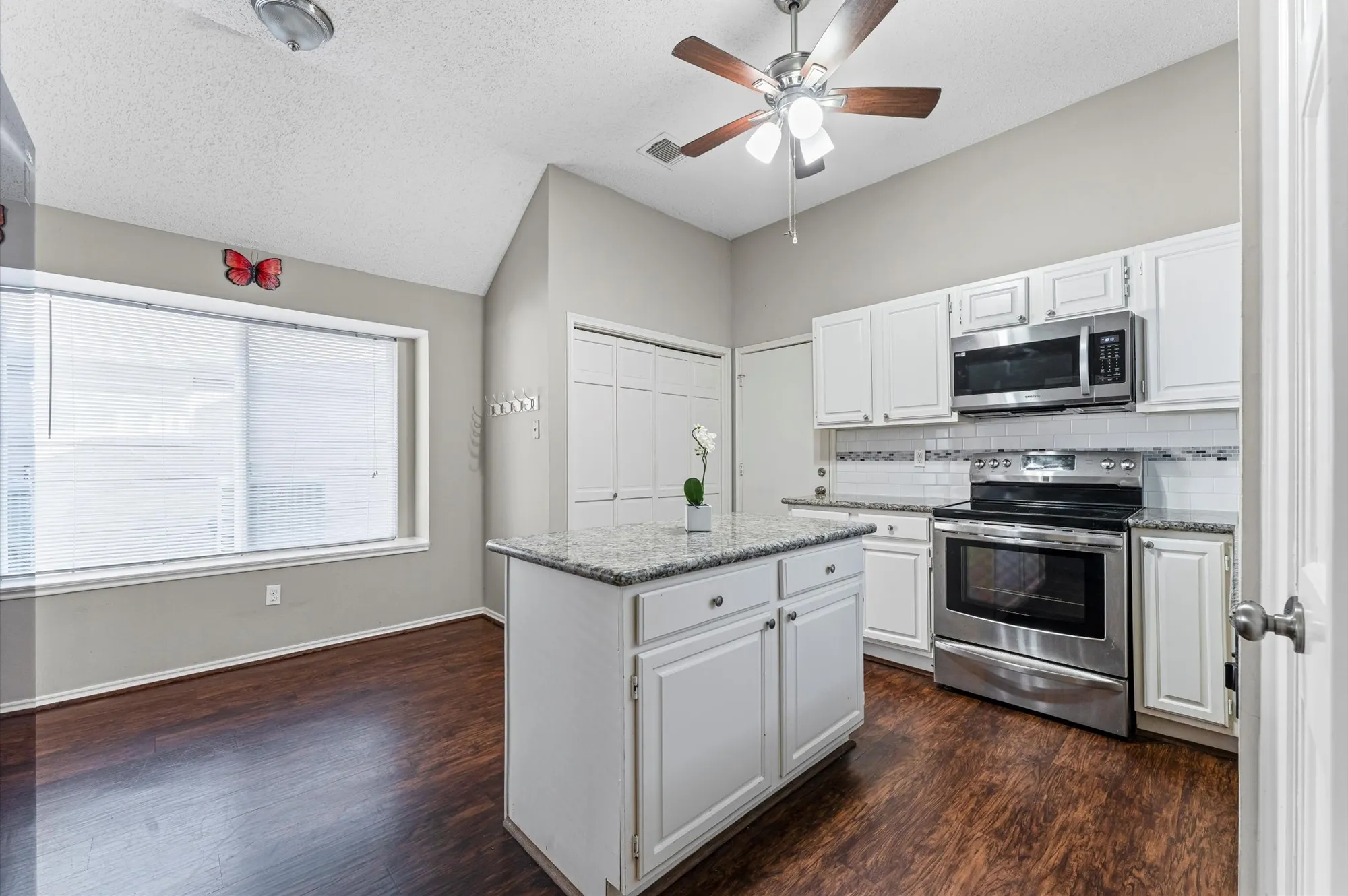 Property Slideshow image 15 of 33 | 818 maple branch ln, Pearland, TX, 77584