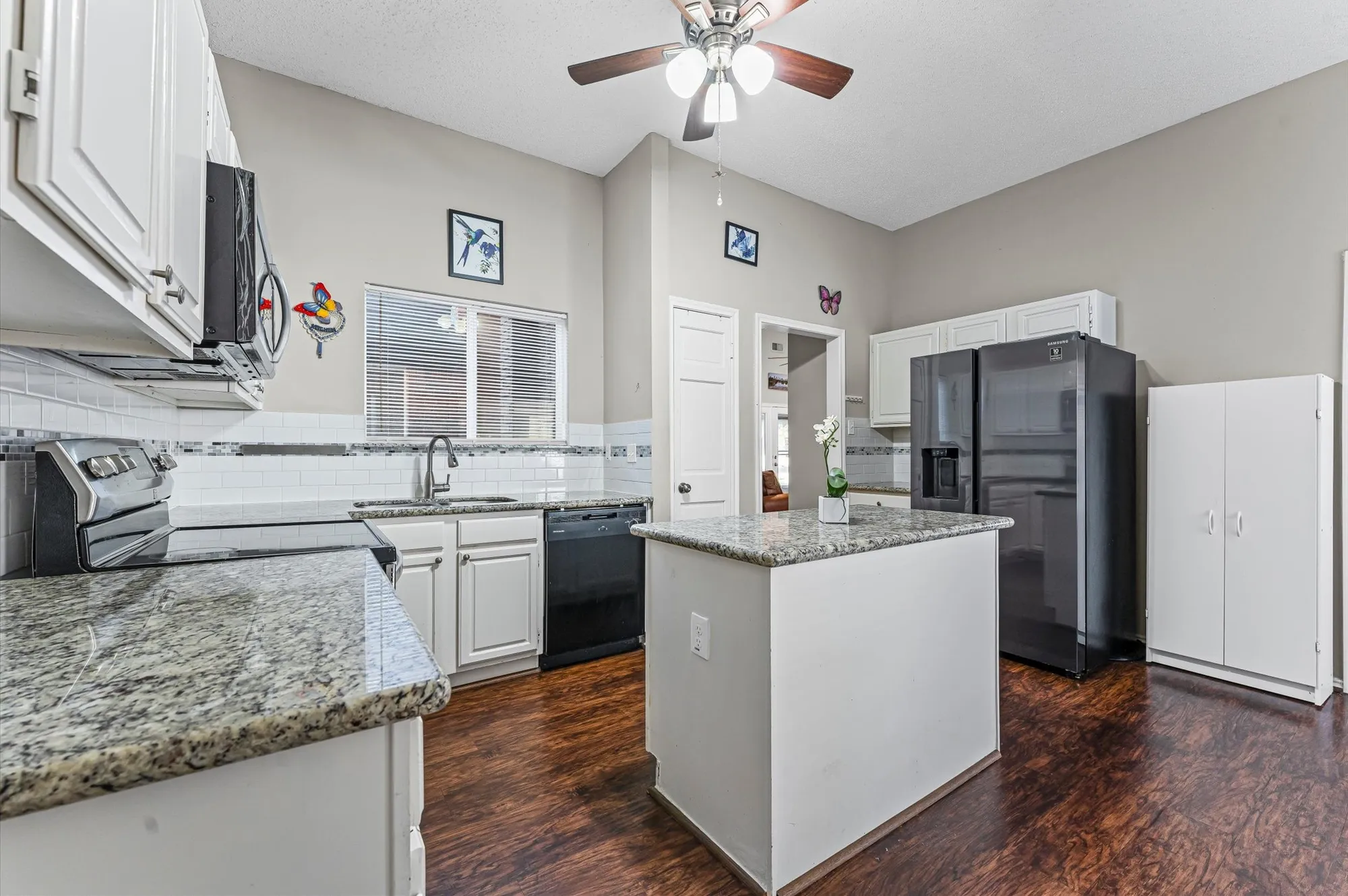 Property Slideshow image 17 of 33 | 818 maple branch ln, Pearland, TX, 77584