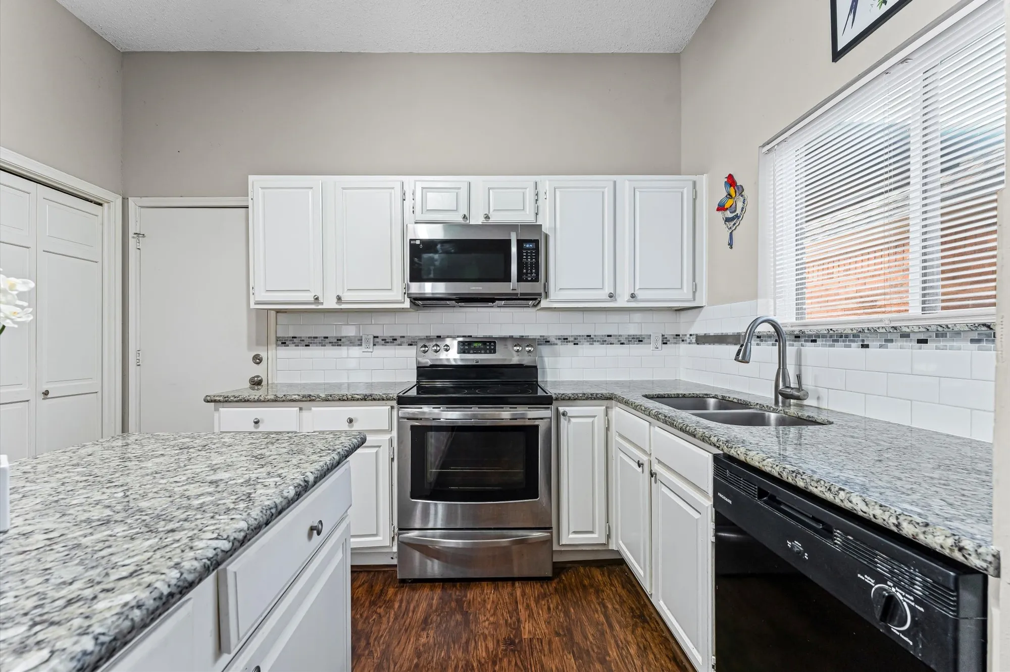 Property Slideshow image 13 of 33 | 818 maple branch ln, Pearland, TX, 77584