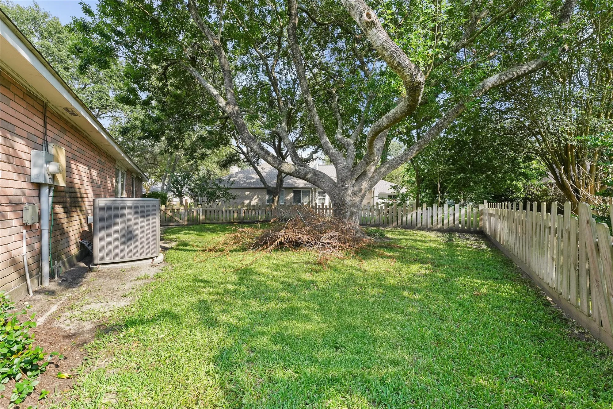 Property Slideshow image 25 of 31 | 706 rosefield ct, Pearland, TX, 77584